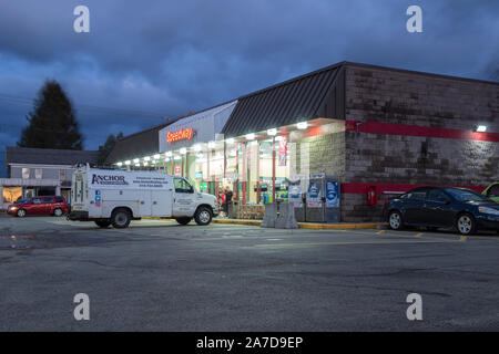 Whitesboro, New York - Nov 01, 2019: vista notturna di Speedway Gas Station Minimarket, Speedway opera in molti stati degli Stati Uniti. Foto Stock