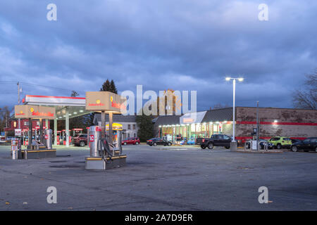 Whitesboro, New York - Nov 01, 2019: vista notturna di selezionare-a-Vac auto-pulizia al primo piano e Speedway Gas Station minimarket sul retro Foto Stock