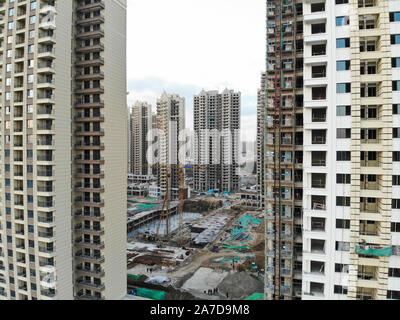 Vista aerea della massiccia costruzione siti in costruzione con gru a torre. Blocchi di costruzione appartamento in costruzione in parte di sviluppo della città di Tianjin, in Cina. Station wagon sito in costruzione. Foto Stock