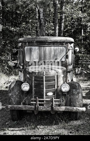 Bianco, GA / USA - Ottobre27, 2018 - Un vecchio Mack Carrello seduto in un campo in un Junk Yard Foto Stock