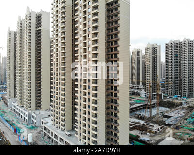 Vista aerea della massiccia costruzione siti in costruzione con gru a torre. Blocchi di costruzione appartamento in costruzione in parte di sviluppo della città di Tianjin, in Cina. Station wagon sito in costruzione. Foto Stock