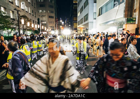 Tokyo, Giappone - 1 Settembre 2019 : Felice il popolo giapponese godendo in balli tradizionali (Bon odori) su Tokyo area business di Nihonbashi Ebisuko Bett Foto Stock