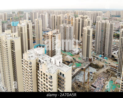 Vista aerea della massiccia costruzione siti in costruzione con gru a torre. Blocchi di costruzione appartamento in costruzione in parte di sviluppo della città di Tianjin, in Cina. Station wagon sito in costruzione. Foto Stock