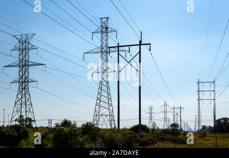 Linea elettrica di alimentazione delle torri che trasportano energia dall'impianto di generazione di consumatori fade in distanza, Ontario, Canada Foto Stock