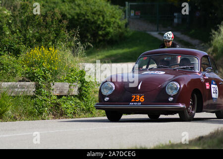 PESARO COLLE SAN BARTOLO , Italia - Maggio 17 - 2018 : Porsche 356 1500 super 1953 su una vecchia macchina da corsa nel rally Mille Miglia 2018 il famoso italian hist Foto Stock