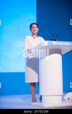 Offre un intervento al Congresso del Partito Conservatore 2019, a Manchester. 01.10.19 con: Priti Patel dove: Londra, Regno Unito quando: 01 Ott 2019 Credit: WENN.com Foto Stock