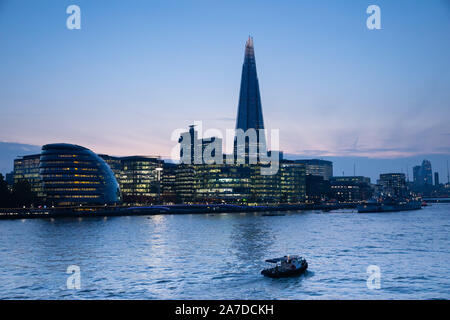 Tempo di notte vista di Londra acroos il Tamigi che mostra la Shard e Municipio Foto Stock