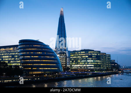 Tempo di notte vista di Londra acroos il Tamigi che mostra la Shard e Municipio Foto Stock