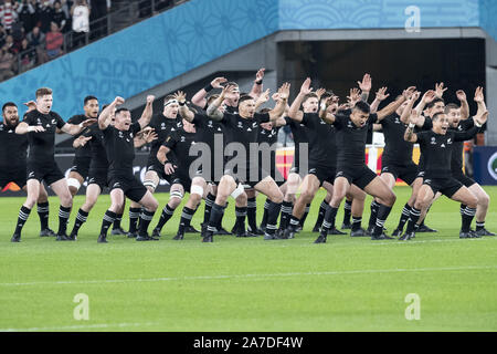 Tokyo, Giappone. 1 Nov, 2019. Nuova Zelanda giocatori, chiamati gli All Blacks, eseguire la Haka prima della Coppa del Mondo di Rugby 2019 Bronzo finale tra la Nuova Zelanda e il Galles al Tokyo Stadium. Nuova Zelanda sconfigge il Galles 40-17. Credito: Rodrigo Reyes Marin/ZUMA filo/Alamy Live News Foto Stock