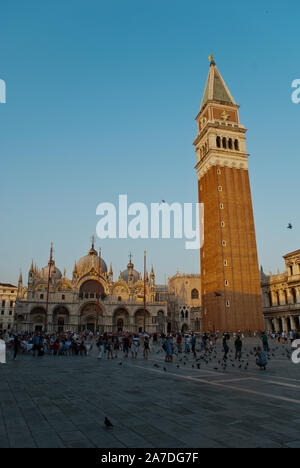 Venezia, Italia: Vista del Campanile di Piazza San Marco (Campanile di San Marco, italiano: il Campanile di San Marco) e la Patriarcale Basilica Cattedrale Foto Stock