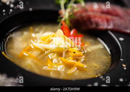 Cancellare la zuppa di pesce serviti in una ciotola in ristorante Foto Stock