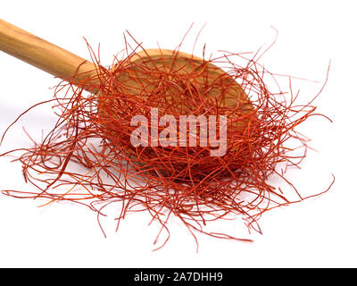 Peperoncino thread su un cucchiaio di legno davanti a uno sfondo bianco Foto Stock