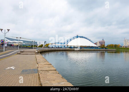 Minsk, Bielorussia - Ottobre, 13, 2019: fiume Svisloch e palazzo dello sport nel distretto Nemiga o Nyamiha in centro di Minsk, Bielorussia Foto Stock