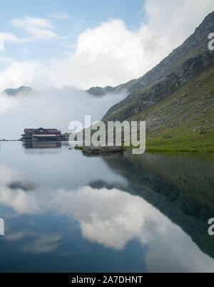 Balea chalet vicino al lago Balea sulla strada transfagarasan la Romania in un giorno di nebbia Foto Stock