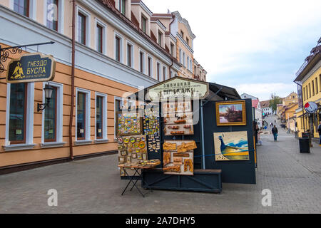Minsk, Bielorussia - Ottobre, 13, 2019: Souvenir shop sulla strada in Città Alta nel centro storico di Minsk, Bielorussia Foto Stock