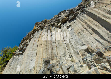 Spettacolare vista delle colonne basaltiche vicino racos in Romania Foto Stock