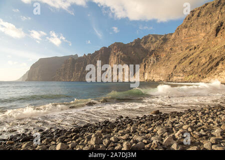 Scogliere verticali lungo la costa occidentale dell'isola di Tenerife noto come Acantilados de los Gigantes Foto Stock