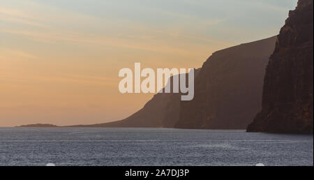 Scogliere verticali lungo la costa occidentale dell'isola di Tenerife noto come Acantilados de los Gigantes Foto Stock