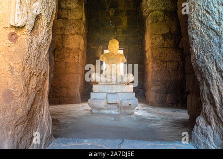 La statua dell'idolo dentro i principali Phimai castello in pietra. Foto Stock