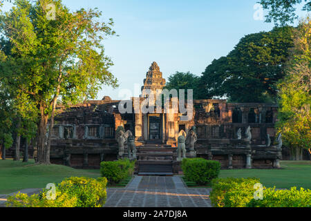 Il bellissimo castello di pietra di Phimai Historical Park. Prasat Hin Phimai antico tempio Khmer in Nakhon Ratchasima Thailandia. Phimai castello in pietra costruito Foto Stock