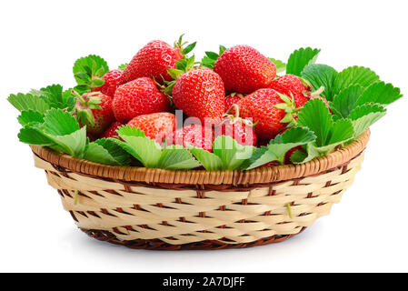 Stuzzicanti le fragole in un cesto di vimini isolati su sfondo bianco. Foto Stock