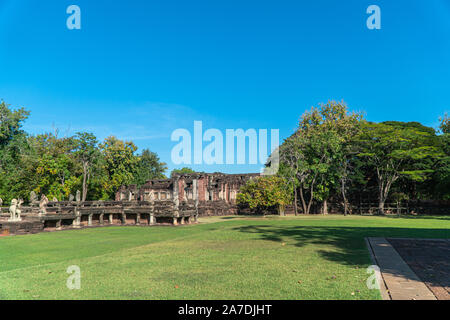 Il bellissimo castello di pietra di Phimai Historical Park. Prasat Hin Phimai antico tempio Khmer in Nakhon Ratchasima Thailandia. Phimai castello in pietra costruito Foto Stock
