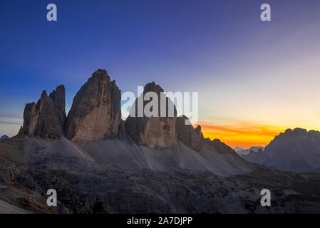 Tre Cime di Lavaredo / Drei Zinnen, tre distintive picchi di montagna nelle Dolomiti di Sesto al tramonto in autunno, Alto Adige, Italia Foto Stock