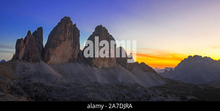 Tre Cime di Lavaredo / Drei Zinnen, tre distintive picchi di montagna nelle Dolomiti di Sesto al tramonto in autunno, Alto Adige, Italia Foto Stock