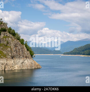 Vista sulla montagna dal lago vidraru sulla strada transfagarasan Romania, con picco di negoiu nella distanza Foto Stock