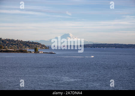 Bellissima vista del parco di scoperta e Mt Rainier in background sulla Ocean Shore durante una torbida serata d'autunno. Preso in Smith Cove Park, Seattle, Wa Foto Stock