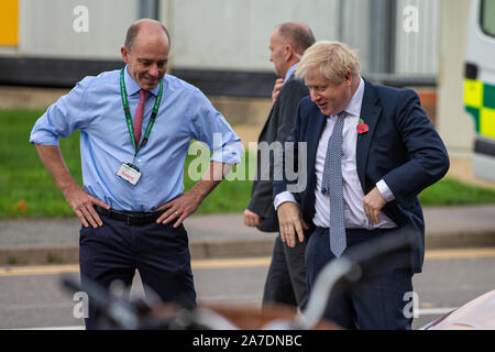 Foto datata ottobre 31 mostra il primo ministro Boris Johnson arrivando a Addenbrooke's Hospital di Cambridge sul sentiero della campagna per le elezioni 2019. Egli è stato incontrare da Roland Platina (maglietta blu) il Chief Executive di Cambridge University Hospitals NHS Foundation Trust prima ha fatto un tour dell'ospedale. Foto Stock
