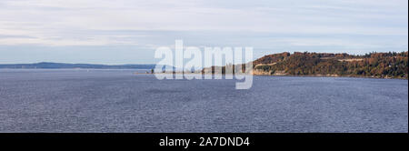 Bellissima vista panoramica vista aerea del Parco di scoperta sulla Ocean Shore durante una torbida serata d'autunno. Preso in Smith Cove Park, Seattle, Washington, Onu Foto Stock