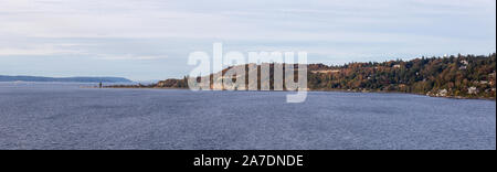 Bellissima vista panoramica vista aerea del Parco di scoperta sulla Ocean Shore durante una torbida serata d'autunno. Preso in Smith Cove Park, Seattle, Washington, Onu Foto Stock