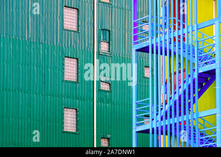 Facciata parete verde di un edificio residenziale con texture e una scala. Forme architettoniche della città. Batumi, Georgia Foto Stock