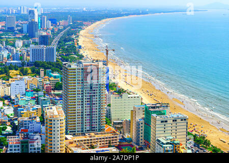 Vung Tau cityscape con mare spiaggia, alberghi e immobiliare. Resort city paesaggio con edificio vicino al mare Foto Stock