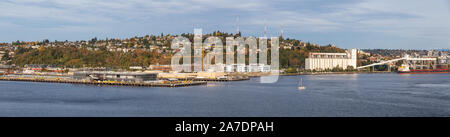 Seattle, Washington, Stati Uniti d'America - 6 Ottobre 2019: Antenna Vista panoramica del porto industriale sulla costa dell'Oceano Pacifico durante un soleggiato un Foto Stock