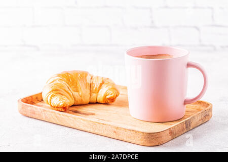 Croissant e caffè su un vassoio in legno Foto Stock