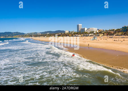 SANTA MONICA, California, Stati Uniti d'America - 10 Aprile 2019: Santa Monica Beach in una giornata di sole in Los Angeles, California, Stati Uniti d'America Foto Stock
