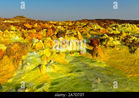 Le fumarole in forma piramidale sedimenti sulfurea, campo geotermico di Dallol, Danakil depressione di Afar, Triangolo, Etiopia Foto Stock
