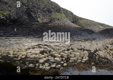 Colonne di basalto sulla isola di staffa, Ebridi Interne, Scotland, Regno Unito Foto Stock