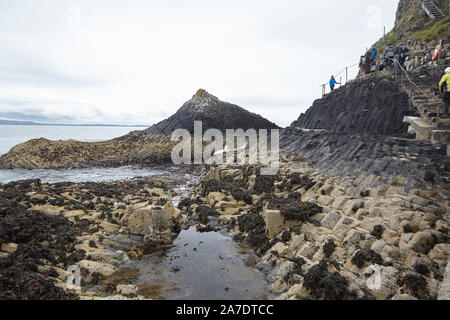 Colonne di basalto sulla isola di staffa, Ebridi Interne, Scotland, Regno Unito Foto Stock