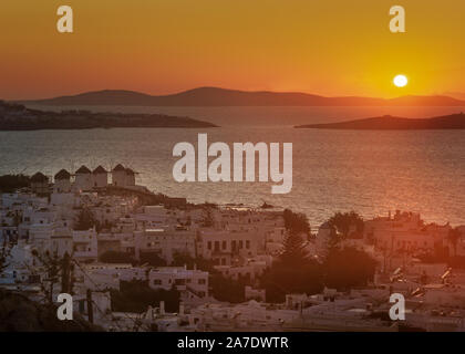 Bel tramonto su piccola Venezia con mulini a vento di balneazione in luce dorata Mykonos , Grecia Foto Stock