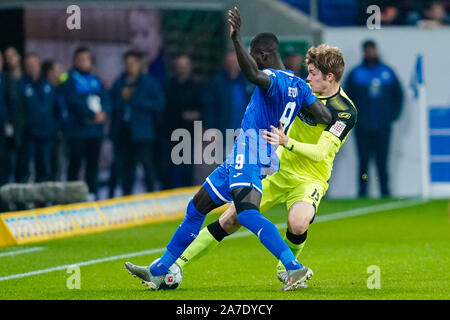 Sinsheim (Germania). 01 Nov, 2019. Calcio: Bundesliga, TSG 1899 Hoffenheim - SC Paderborn 07, decima Giornata nel PreZero Arena. Hoffenheim la Ihlas Bebou (l) e Paderborn's Luca Kilian lotta per la palla. Credito: Uwe Anspach/dpa - NOTA IMPORTANTE: In conformità con i requisiti del DFL Deutsche Fußball Liga o la DFB Deutscher Fußball-Bund, è vietato utilizzare o hanno utilizzato fotografie scattate allo stadio e/o la partita in forma di sequenza di immagini e/o video-come sequenze di foto./dpa/Alamy Live News Foto Stock