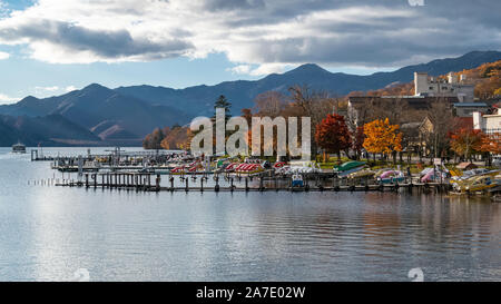 Lago Chuzenjiko alla fine di ottobre Foto Stock