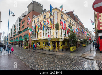 TEMPLE BAR Street, Dublin, Irlanda - 02 Aprile 2015: La zona è la posizione di molti bar, pub e ristoranti di Dublino Foto Stock