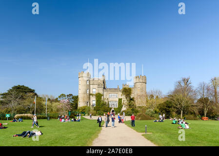 Il Castello di Malahide, Dublino, Irlanda- Aprile 06, 2015: turisti godendo di prendere il sole in Malahide il giardino del castello di Dublino. Foto Stock