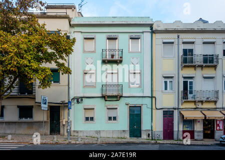 Un edificio a Lisbona, Portogallo con balconi e persiane chiuse, Foto Stock
