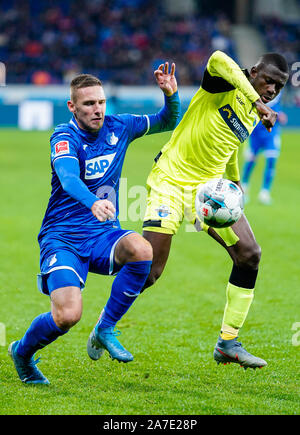 Sinsheim (Germania). 01 Nov, 2019. Calcio: Bundesliga, TSG 1899 Hoffenheim - SC Paderborn 07, decima Giornata nel PreZero Arena. Hoffenheim di Pavel Kaderabek (l) e Paderborn's Jamilu Collins lotta per la palla. Credito: Uwe Anspach/dpa - NOTA IMPORTANTE: In conformità con i requisiti del DFL Deutsche Fußball Liga o la DFB Deutscher Fußball-Bund, è vietato utilizzare o hanno utilizzato fotografie scattate allo stadio e/o la partita in forma di sequenza di immagini e/o video-come sequenze di foto./dpa/Alamy Live News Foto Stock