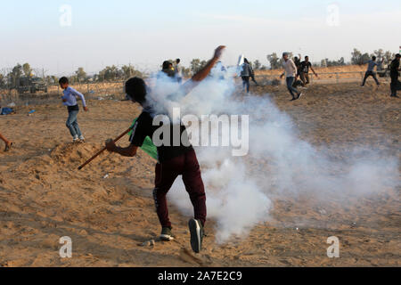 Le forze israeliane si intervenga con manifestanti palestinesi durante al confine Israel-Gaza, il 1 novembre 2019. Foto di Abed Rahim Khatib/Alamy Foto Stock