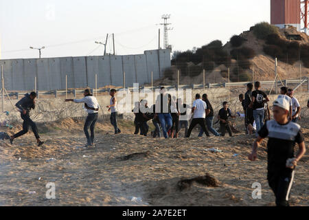 Le forze israeliane si intervenga con manifestanti palestinesi durante al confine Israel-Gaza, il 1 novembre 2019. Foto di Abed Rahim Khatib/Alamy Foto Stock